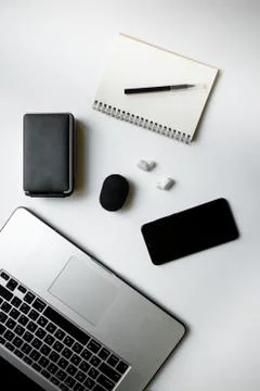 Top view of the workplace in the fois. Notepad for notes on the rings and a Foto stock