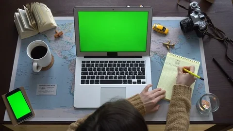 Top view. World map on the table, a woman planning a vacation. Vídeo Stock 84898486