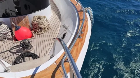 Top view of yacht stern deck with mooring lines and buoy during anchoring Vídeos de archivo 341375235