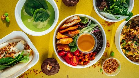 Top view of a yellow table full of dishes and colorful vegetable ingredients Stock-Fotos