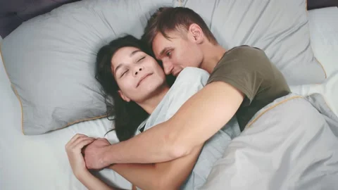 Top view of young cute couple sleeping together in bed Vidéo 139457973