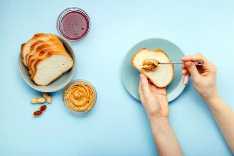 Top view,flat lay process of cooking breakfast, spreading bread, toast with p Foto stock