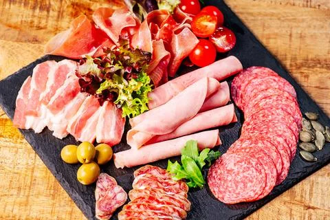 Top view.Various types of meat and sausages on wooden table.Assorted meats and Foto stock