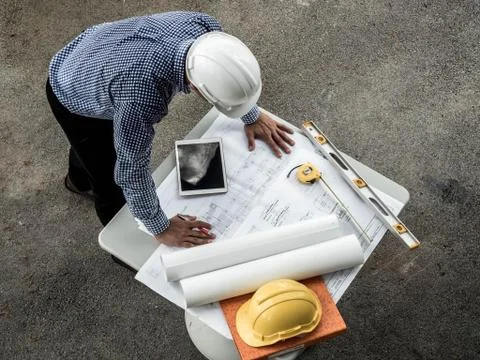 Top viwe, Engineers in helmets planning new project on table. Architect worki Foto stock