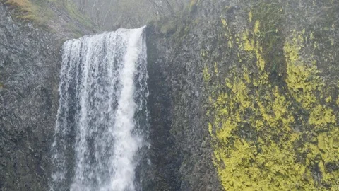 Top of a waterfall with lichen. 스톡 동영상 88222106