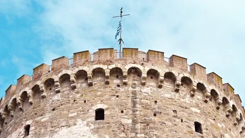 The top of the White Tower presents by itself a crenelated parapet. A top view Vidéo 148684772