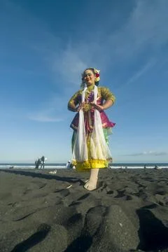 Topeng Kaliwungu dancer from East Java performed on the beach Stock Photos