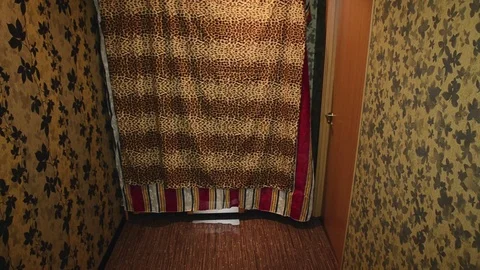 Topless man dance in corridor with vacuum cleaner. Parody. Singing. Fun Vidéo 75314902