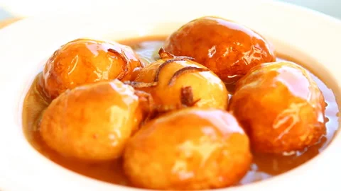 Topping fried minced onion on fried hard boiled eggs in tamarind sauce or Kai Lu Stock Footage