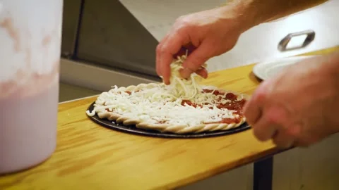 Topping pizza with cheese 库存影片 332915339