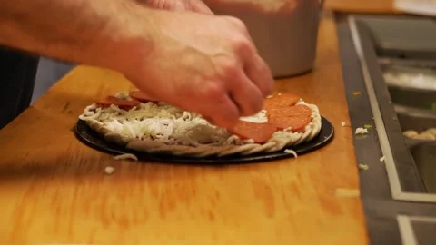 Topping pizza with pepperoni Vidéo 332915272
