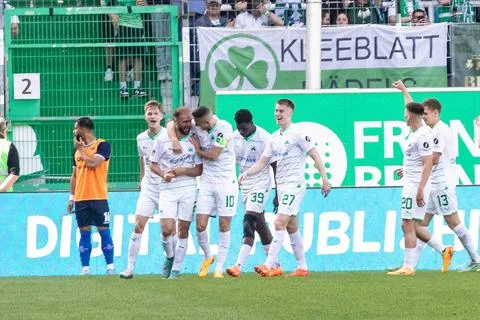  Tor fuer Fuerth 2:0 durch Simon Asta (SpVgg Greuther Fuerth 02). Jubel be... Stock Photos