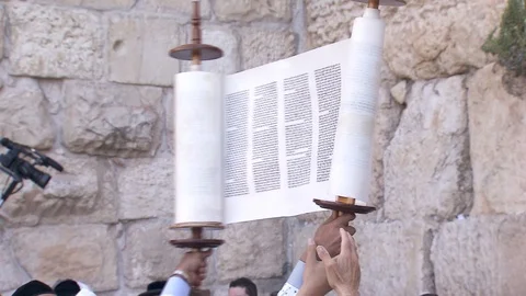 Torah scrolls and collective prayer at Western Wall. Jerusalem. C0013-1 Vídeos de archivo 98565632