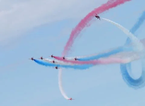 Torbay, Devon, England: RAF Red Arrow display team performs 'barrel roll' 스톡 사진