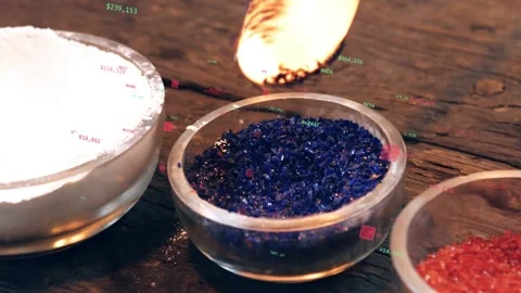 Torch flame reheating mandrel, molten tip contacting blue frit, collecting Vidéo 330955802