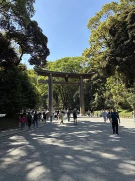 A torii gate marking the path leading to Meiji Jingu Shrine Fotos de archivo