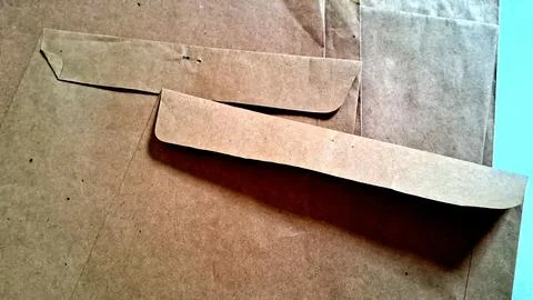 Torn brown cardboard texture. Ripped paper surface with rough edges and fiber Stock-Fotos