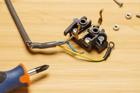 Torn electrical wire with connector. Foto stock