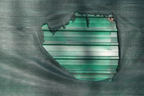 Torn green protective net Foto stock