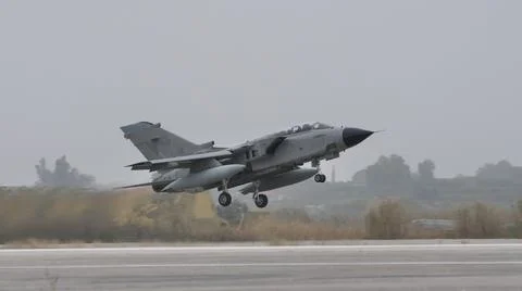 Tornado twin-engine, variable-sweep wing multirole combat aircraft take off 스톡 사진