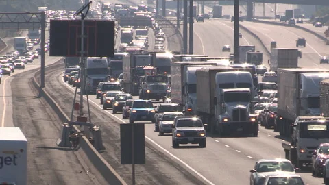 Toronto, Can May 23 2026 Gridlock highway traffic jam with cars stuck Stock-Footage 341028562