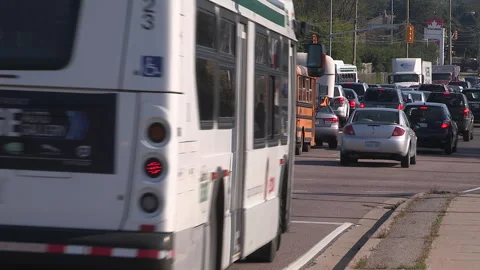 Toronto, Can May 23 2026 Gridlock highway traffic jam with cars stuck Stock-Footage 341028637