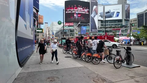 TORONTO, CANADA - 2024 August 4 :  renting bikes in downown Vídeos de archivo 280943133