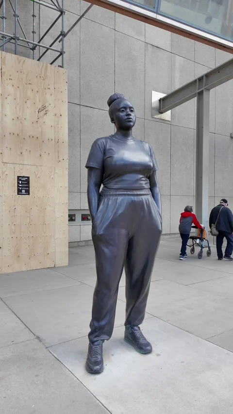 TORONTO, CANADA - 2026 May 10 : statue of a woman wearing sweatpants Stock-Footage 334686972
