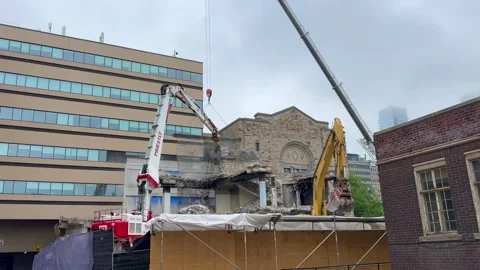 Toronto, Canada - June 09, 2026: Crane equipped with a demolition attachment rem Stock-Footage 342345302