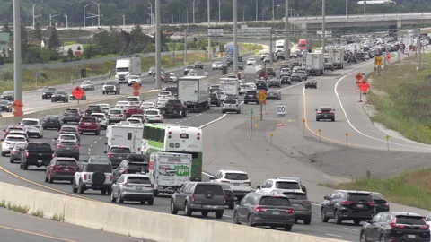 Toronto, Canada, Sep 8 2026 Rush hour traffic gridlock on highway 401 Видео 345151141