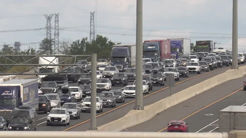 Toronto, Canada, Sep 8 2026 Rush hour traffic gridlock on highway 401 Видео 345152010