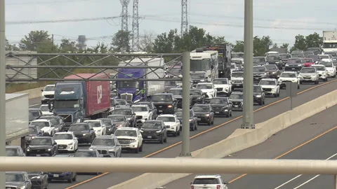 Toronto, Canada, Sep 8 2026 Rush hour traffic gridlock on highway 401 库存影片 345152142
