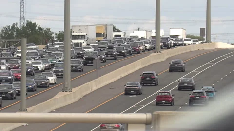 Toronto, Canada, Sep 8 2026 Rush hour traffic gridlock on highway 401 库存影片 345152169