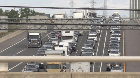 Toronto, Canada, Sep 8 2026 Rush hour traffic gridlock on highway 401 库存影片 345152200