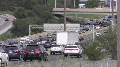 Toronto, Canada, Sep 8 2026 Rush hour traffic gridlock on highway 401 Видео 345154243