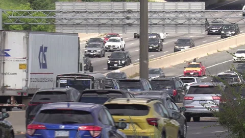 Toronto, Canada, Sep 8 2026 Rush hour traffic gridlock on highway 401 Видео 345154281