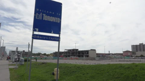 Toronto, Canada Sept 14 2026 Hudson&amp;#039;s Bay Store Demolished After Bankruptcy 스톡 동영상 345537133
