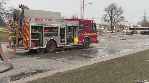 Toronto car accident in city intersection with police and fire on scene Vidéo 146035335