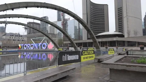 Toronto city hall closed empty during COVID 19 pandemic lockdown Vídeos de archivo 152520594