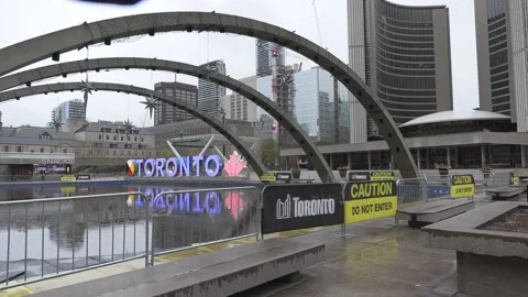 Toronto city hall closed empty during COVID 19 pandemic lockdown Vidéo 152520821