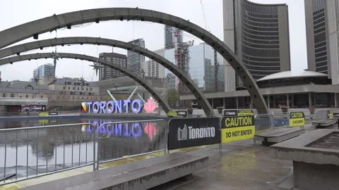 Toronto city hall closed empty during COVID 19 pandemic lockdown Vidéo 152521674