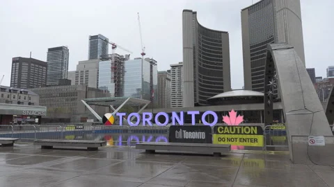 Toronto city hall closed empty during COVID 19 pandemic lockdown Vídeos de archivo 152524386