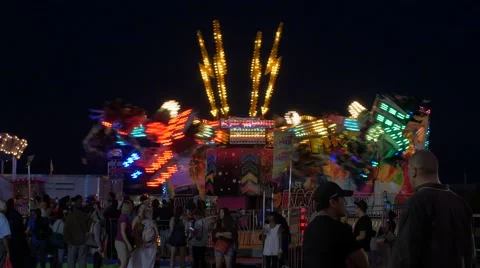 Toronto CNE The Ex Night Lightning Bolt Light Up Egg Scrambler Ride 스톡 동영상 67402242