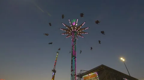 Toronto CNE The Ex Sunset Large Sky Swing Tower Silhouette Slow Motion Wide Low Stockbeeldmateriaal 67412155