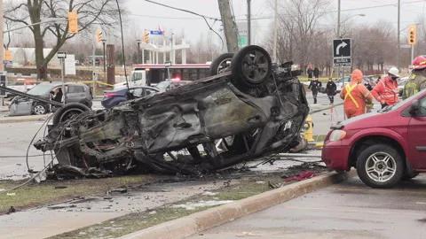 Toronto, On, Dec 16 2025 Spectacular car crash fire after police chase 스톡 동영상 344012236