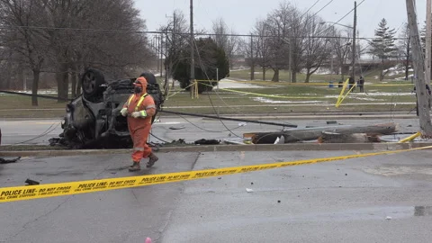 Toronto, On, Dec 16 2025 Spectacular car crash fire after police chase 스톡 동영상 344012260