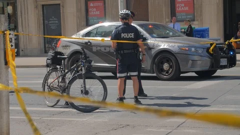 Toronto Emergency Crime Scene Intersection Cops Discussing Talking Yellow Cri 스톡 동영상 91015083