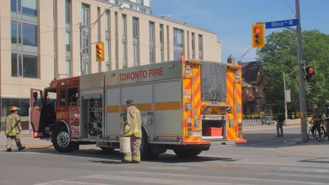 Toronto Emergency Crime Scene Intersection Fireman Carrying Bucket Firetruck  動画素材 91015095