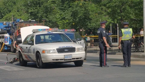 Toronto Emergency Crime Scene Intersection Police Car Talking Officers Invest 스톡 동영상 91015213