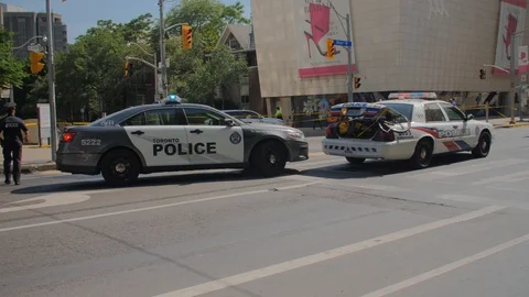 Toronto Emergency Crime Scene Intersection Police Cops Collect Yellow Tape Bi Видео 91015280